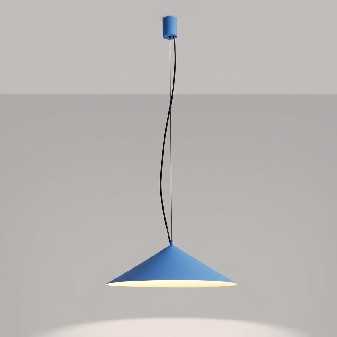 Suspension FINT bleu clair allumée, lumière vers le bas