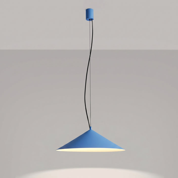 Suspension FINT bleu clair allumée, lumière vers le bas