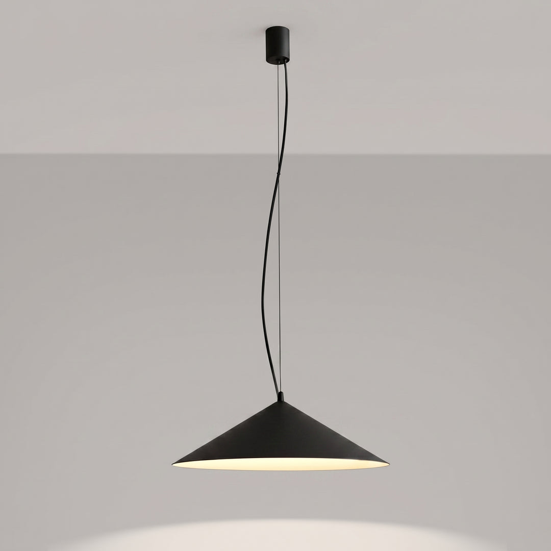Suspension FINT noir allumée, lumière vers le bas
