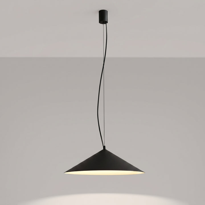 Suspension FINT noir allumée, lumière vers le bas