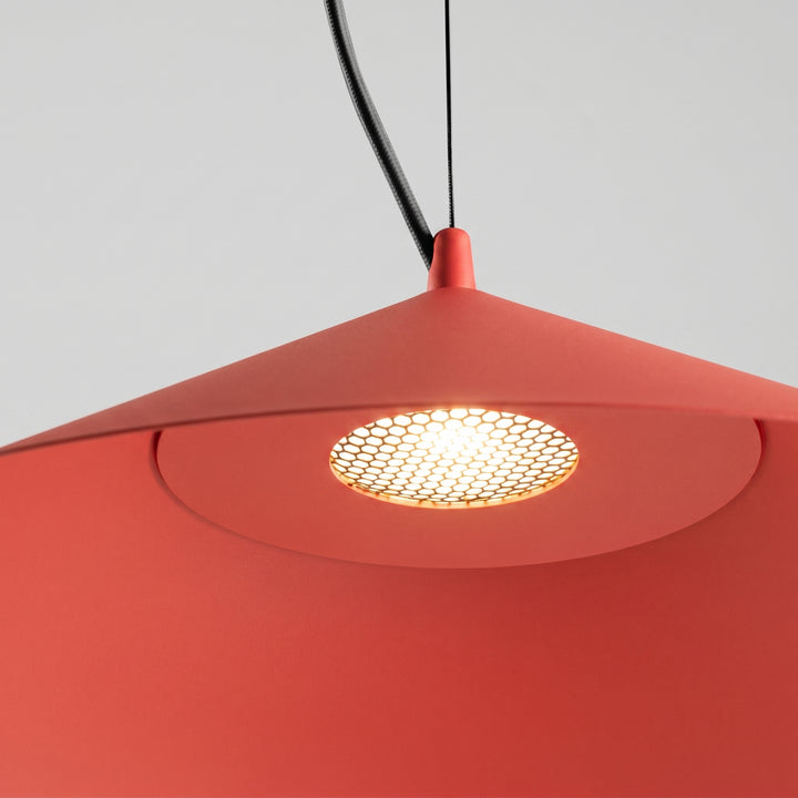 Suspension FINT rouge allumée, grille nid d'abeille