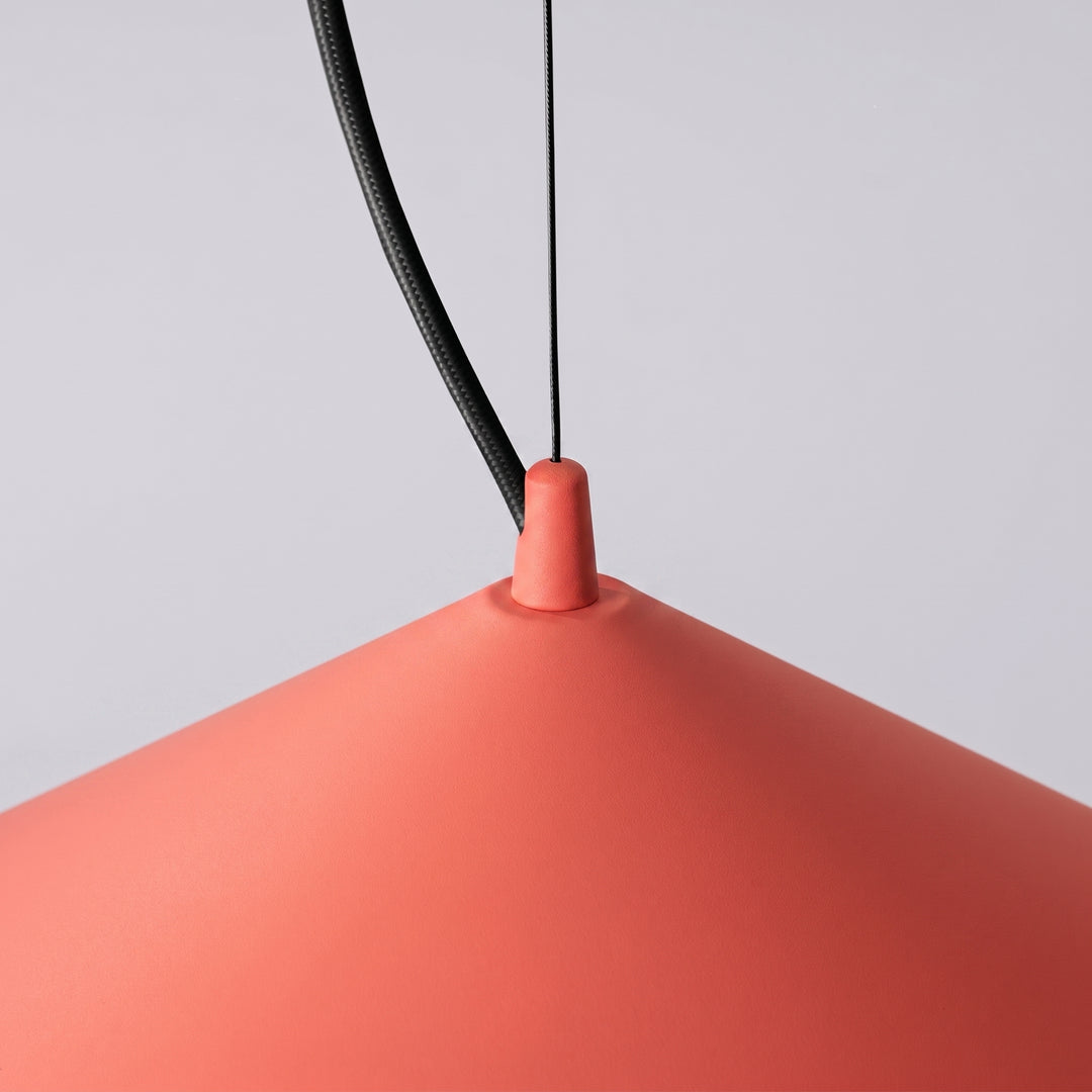 Suspension FINT rouge détail de la fixation de l'abat-jour