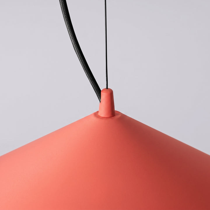 Suspension FINT rouge détail de la fixation de l'abat-jour