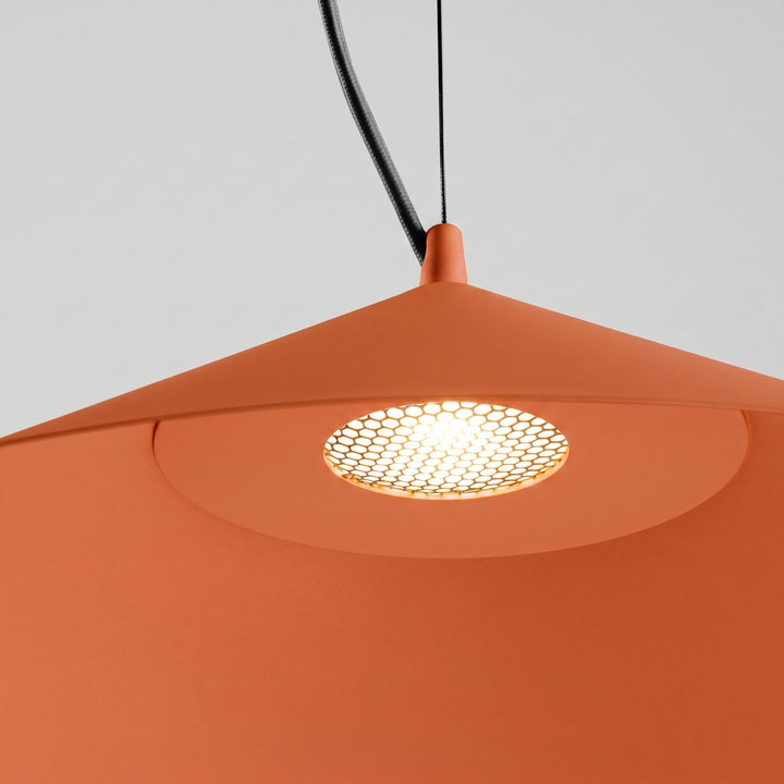 Suspension FINT ocre rouge allumée, grille nid d'abeille