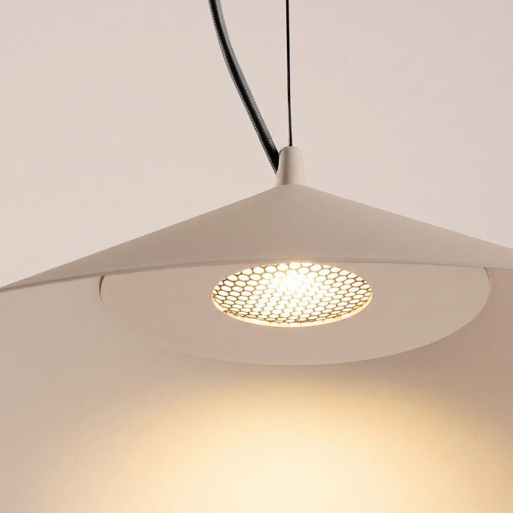 Suspension FINT taupe allumée, grille nid d'abeille