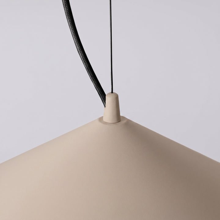Suspension FINT taupe détail de la fixation de l'abat-jour