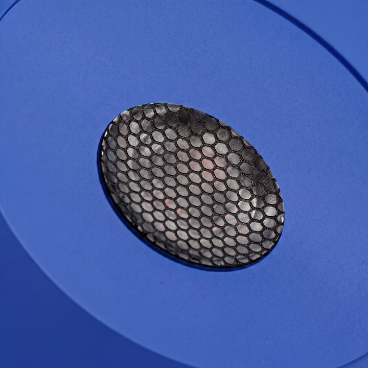 Suspension FINT outremer détail de la grille anti-éblouissement