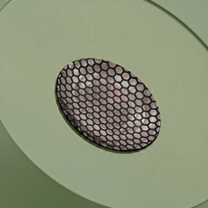 Suspension FINT vert olive détail de la grille anti-éblouissement