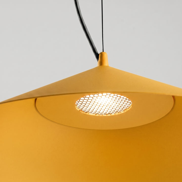 Suspension FINT jaune allumée, grille nid d'abeille