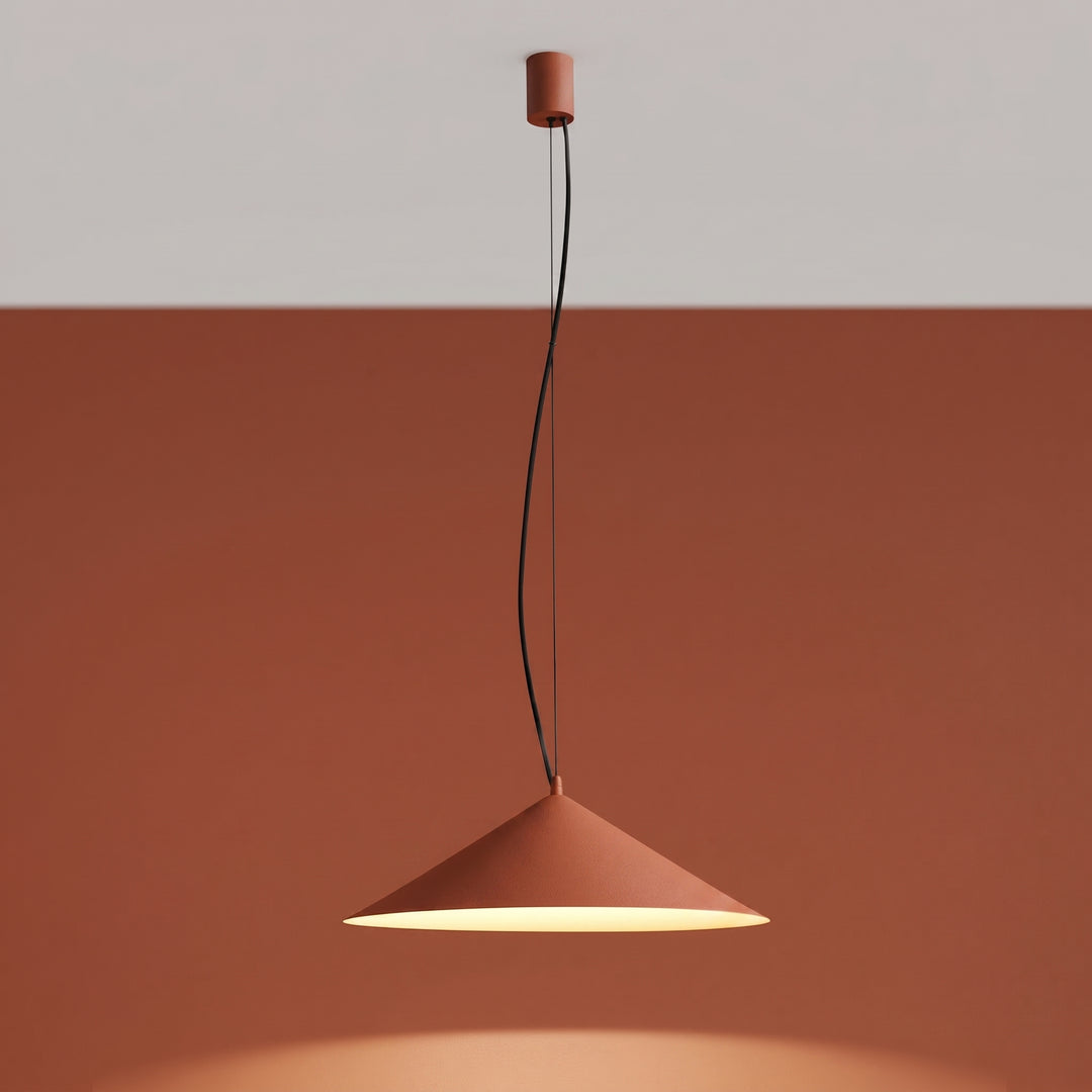 Suspension FINT ocre rouge allumée, lumière vers le bas