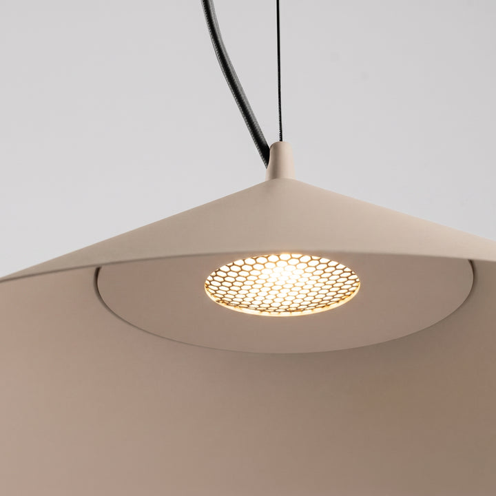 Suspension FINT taupe allumée, grille nid d'abeille