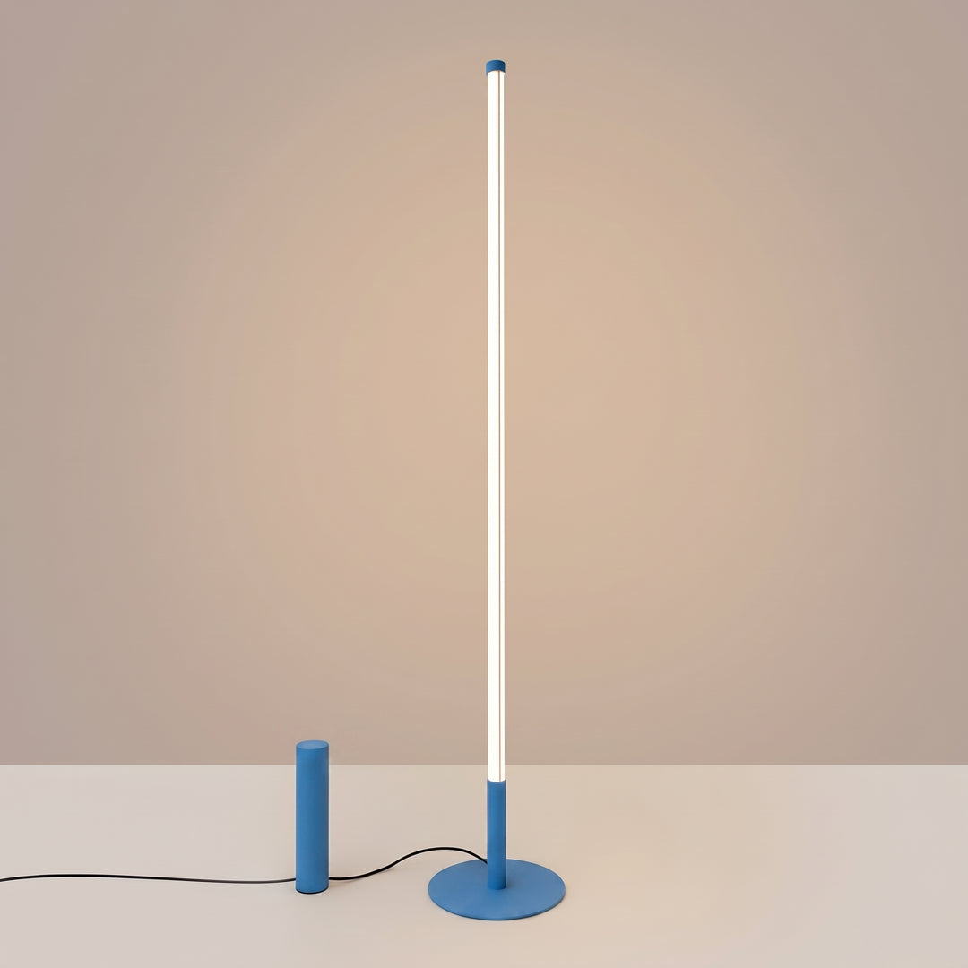 Lampadaire TRANG bleu clair allumée, tube lumineux