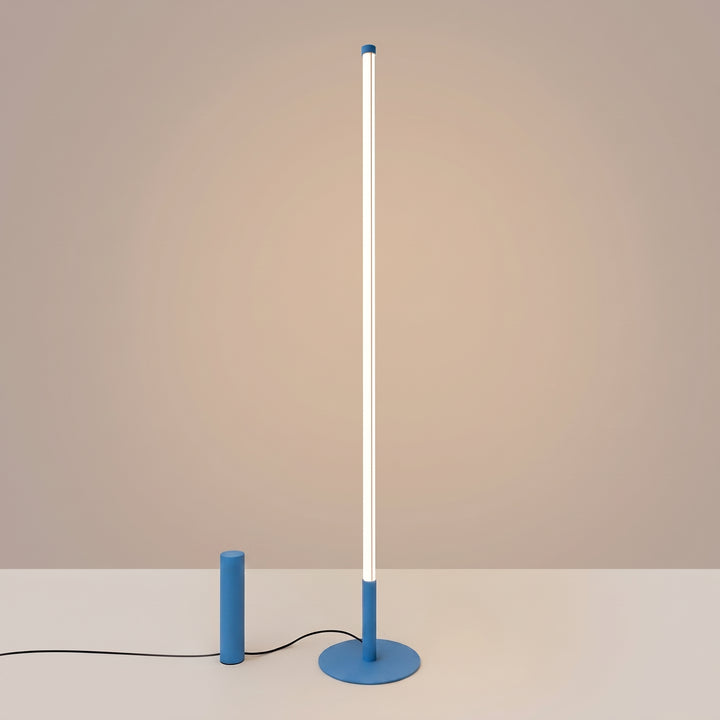 Lampadaire TRANG bleu clair allumée, tube lumineux