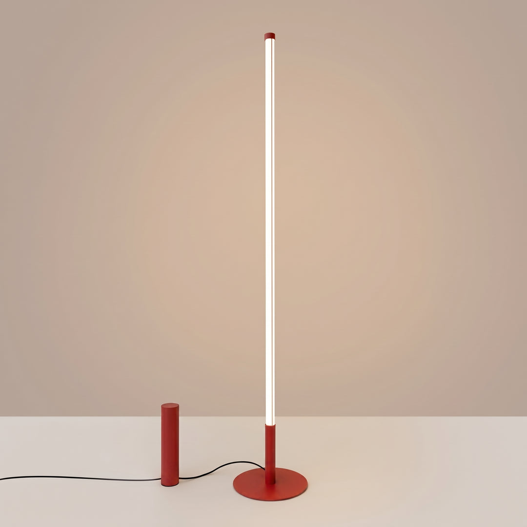 Lampadaire TRANG rouge allumée, tube lumineux