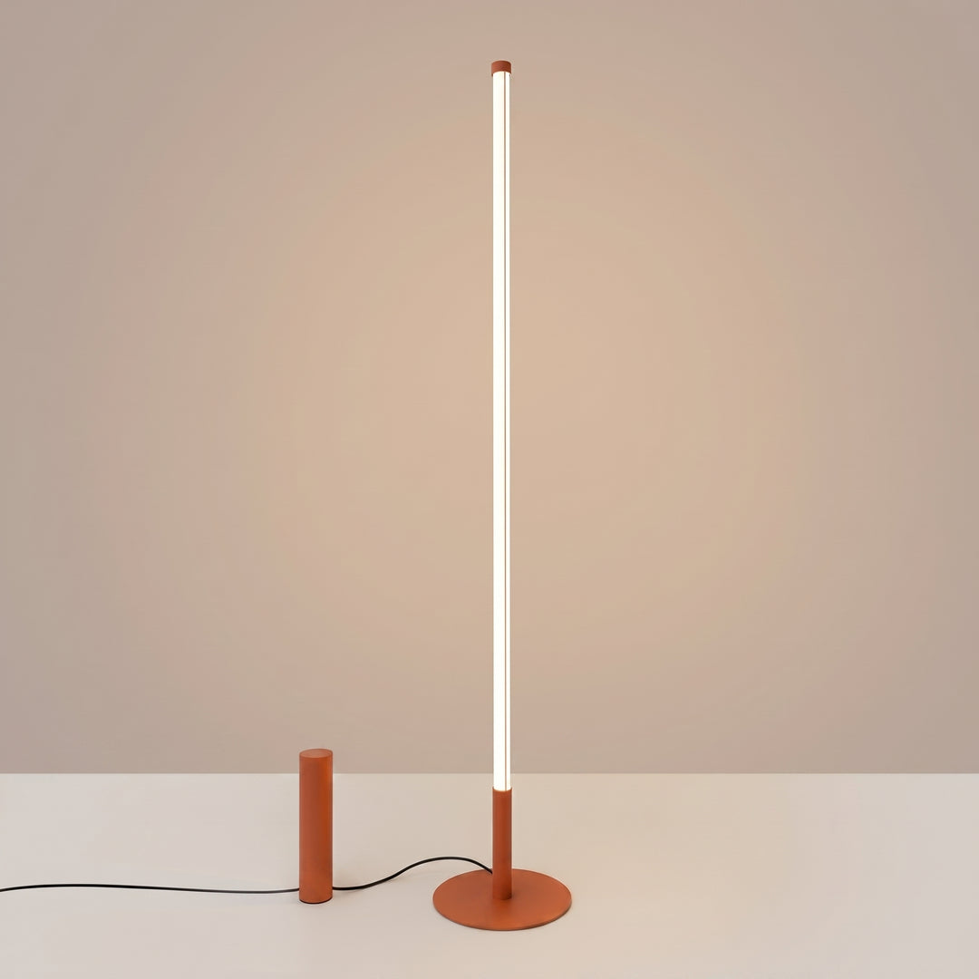 Lampadaire TRANG ocre rouge allumée, tube lumineux