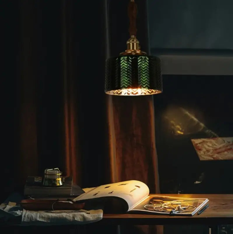 Suspension vert foncé avec détail cuivre et bois chic