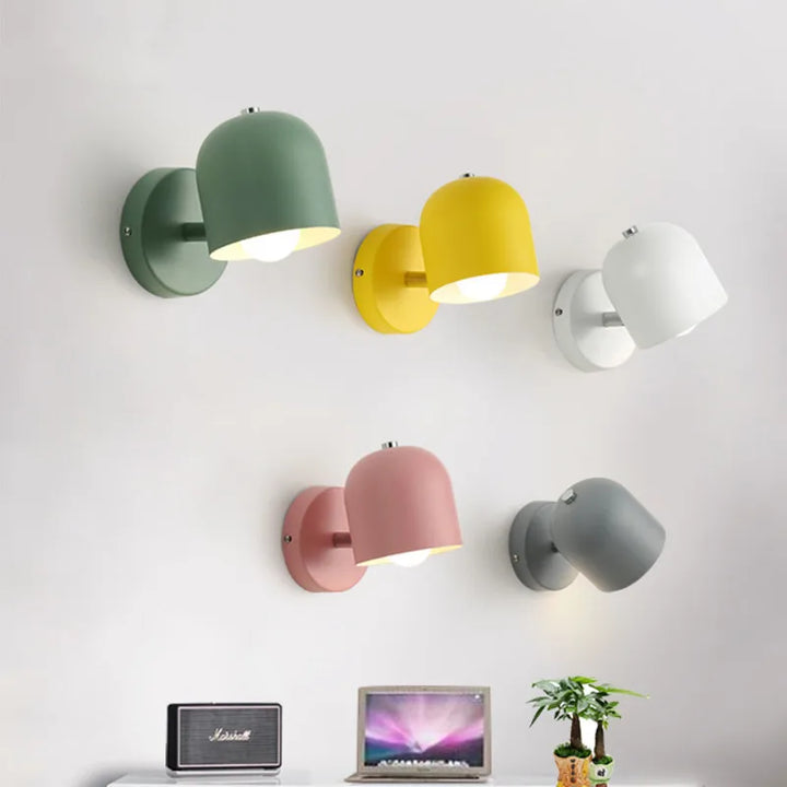 Petite applique murale colorée aux teintes pastelles

