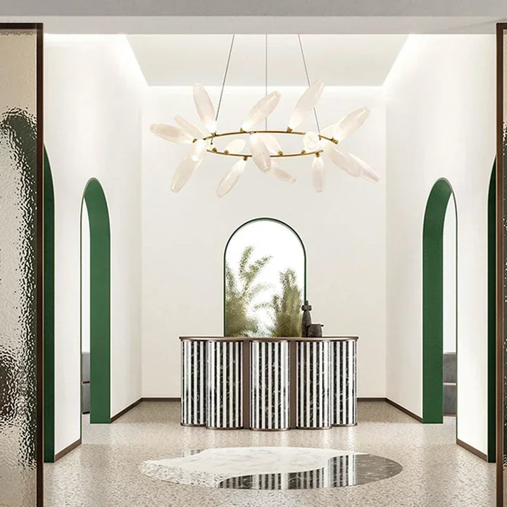 Suspension pétales opalins design floral et lumière douce moderne

