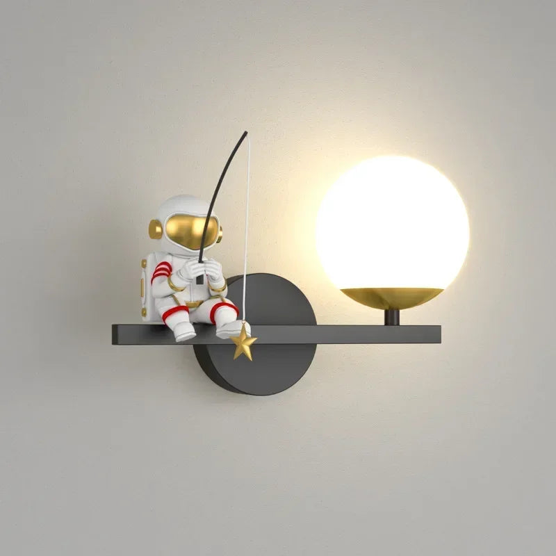 Applique murale astronaute qui pêche avec une boule blanche

