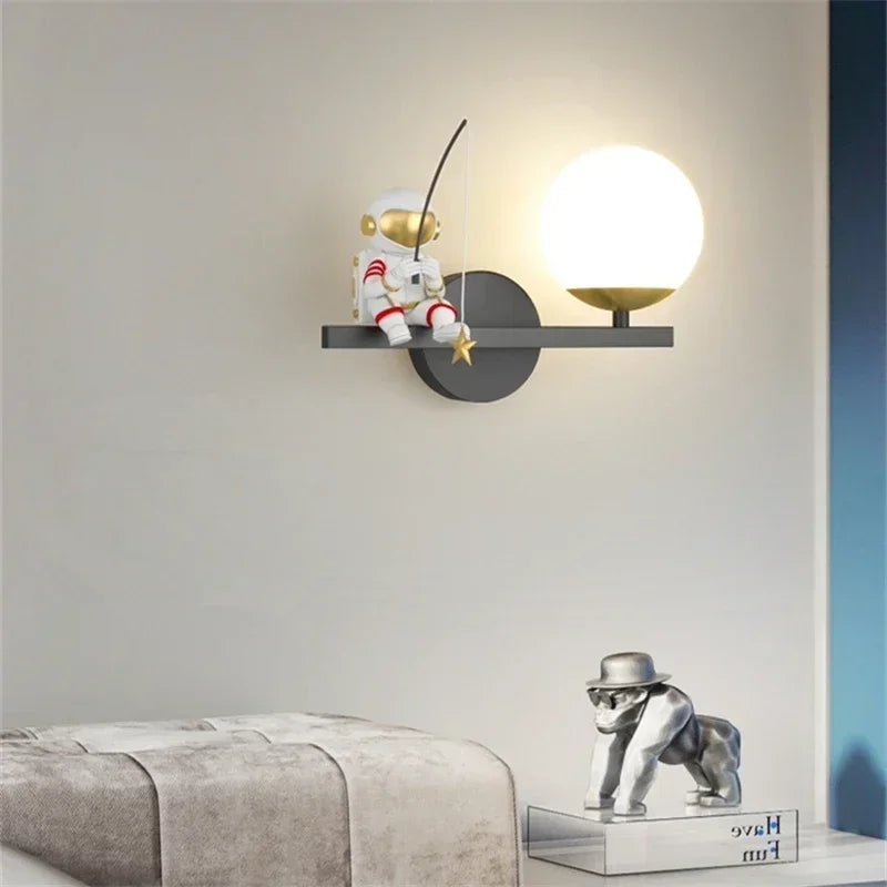 Applique murale astronaute qui pêche avec une boule blanche

