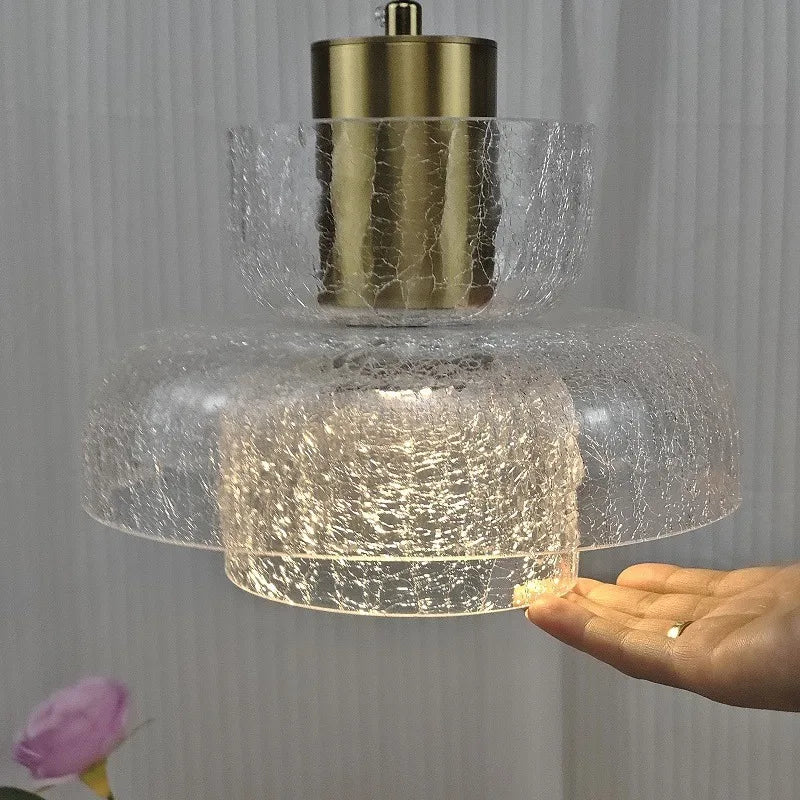 Suspension verre craquelé formes variées et détails laiton moderne

