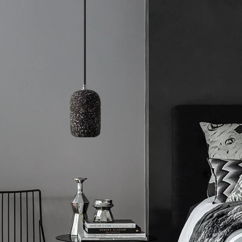 Suspension luminaire fine ovale pour éclairer une tête de lit moderne

