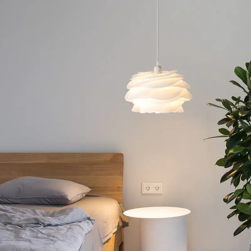 Suspension blanche ondulée style floral doux et design minimaliste

