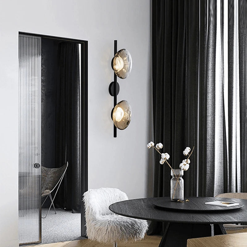 Applique murale noir avec une boule en verre

