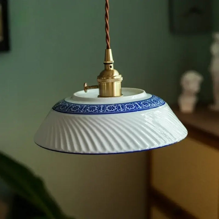 Suspension luminaire vintage céramique avec détail bleu chic