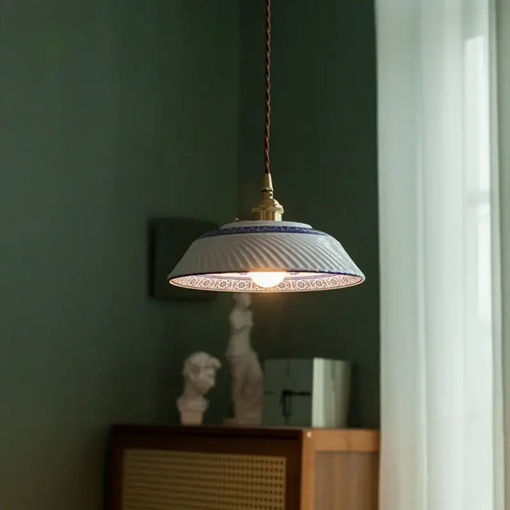 Suspension luminaire vintage céramique avec détail bleu chic