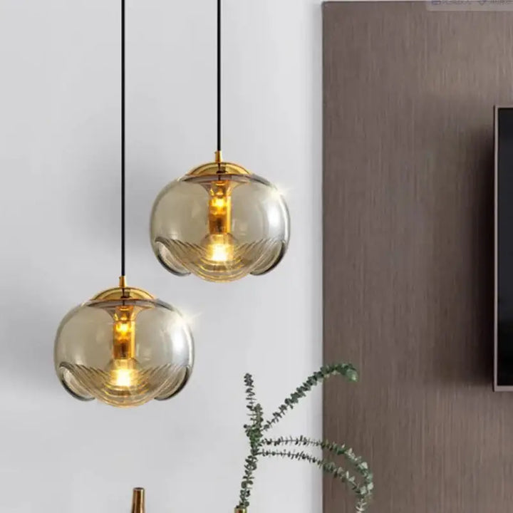 Suspension luminaire design boule en verre doré et noir raffiné