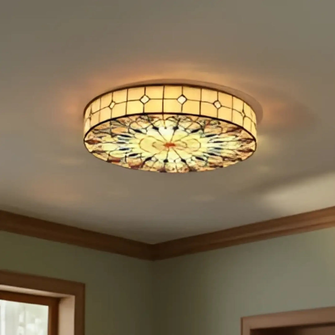 Luminaire plafonnier médiéval en verre coloré avec motifs floraux et lumière ambre chaude pour plafond