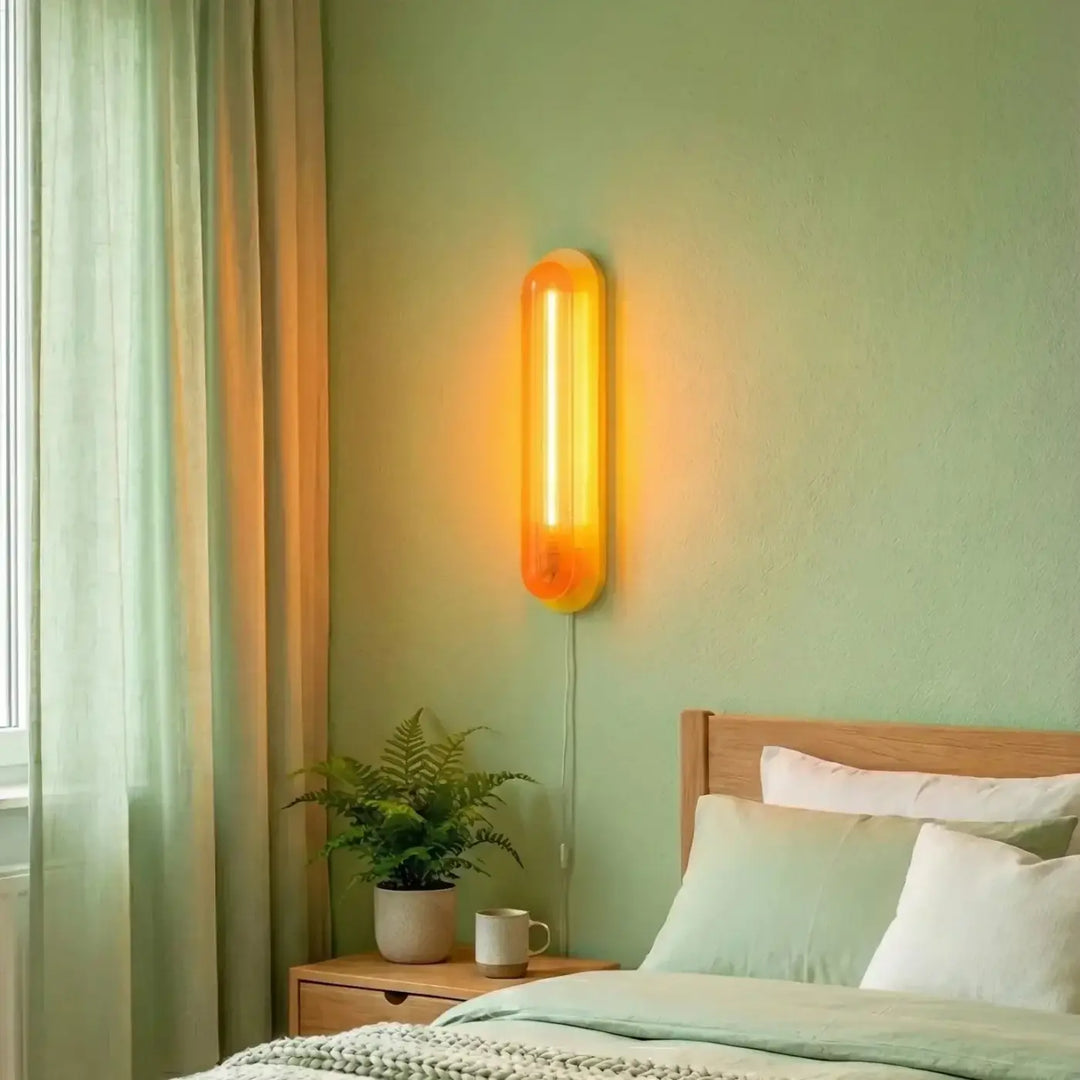 Une applique murale andy en ambre aux lignes ovales lisses, éclairage élégant inspiré du pop art par elements lighting