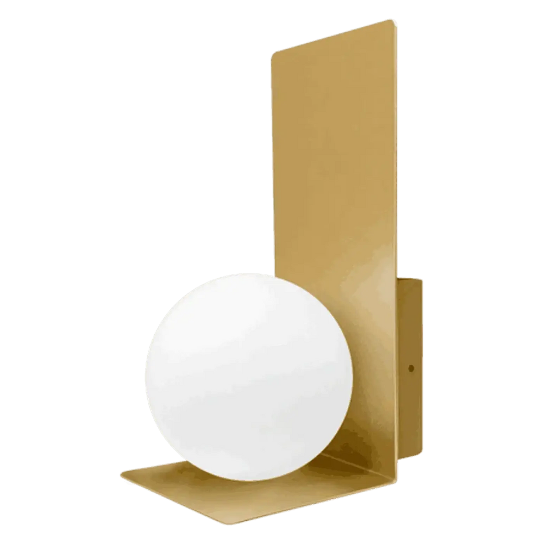 Applique murale bohème en métal doré avec globe en verre blanc minimaliste pour éclairage intérieur élégant