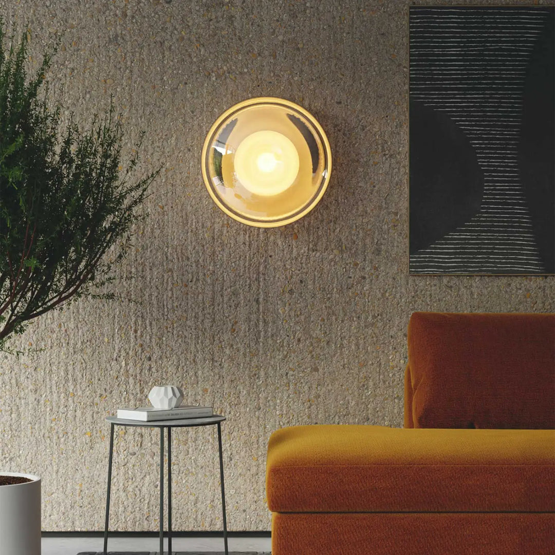 Applique murale bond avec cadre métallique doré et verre superposés ambre en style contemporain