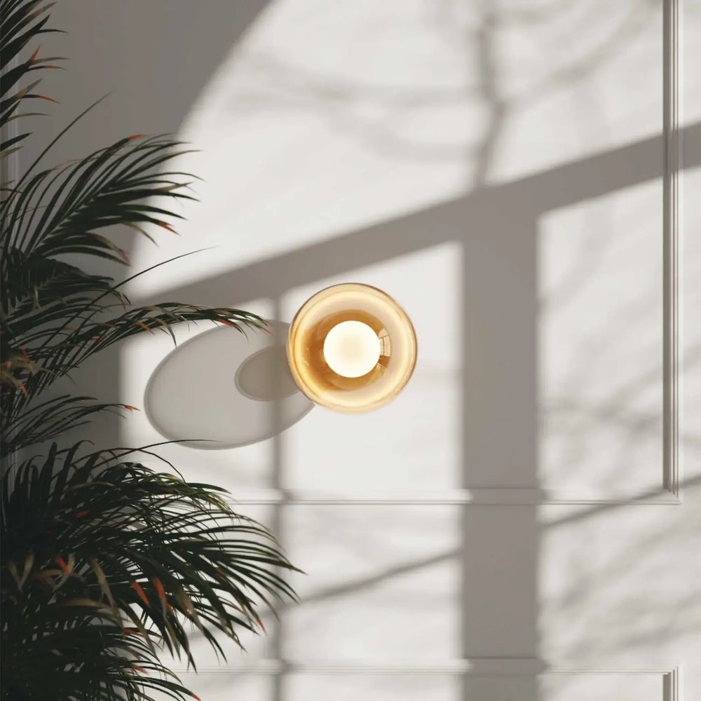 Applique murale charm en verre sablé ambre avec design circulaire élégant type globe mural à sphère