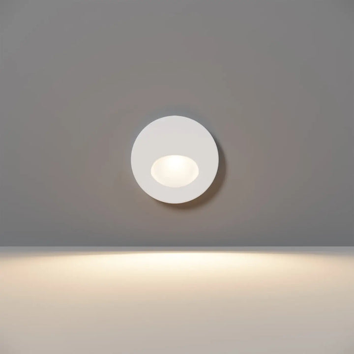 Applique encastrée extérieure blanche avec lumière douce émise par un éclairage encastré bil