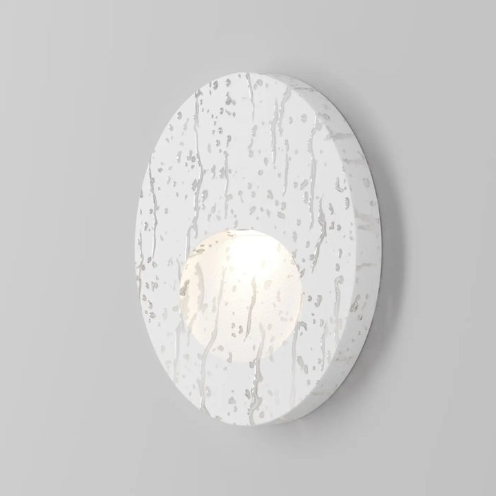 Applique encastrée blanche ovale avec finition texturée pierre et nuances argentées pour une lumière douce extérieure