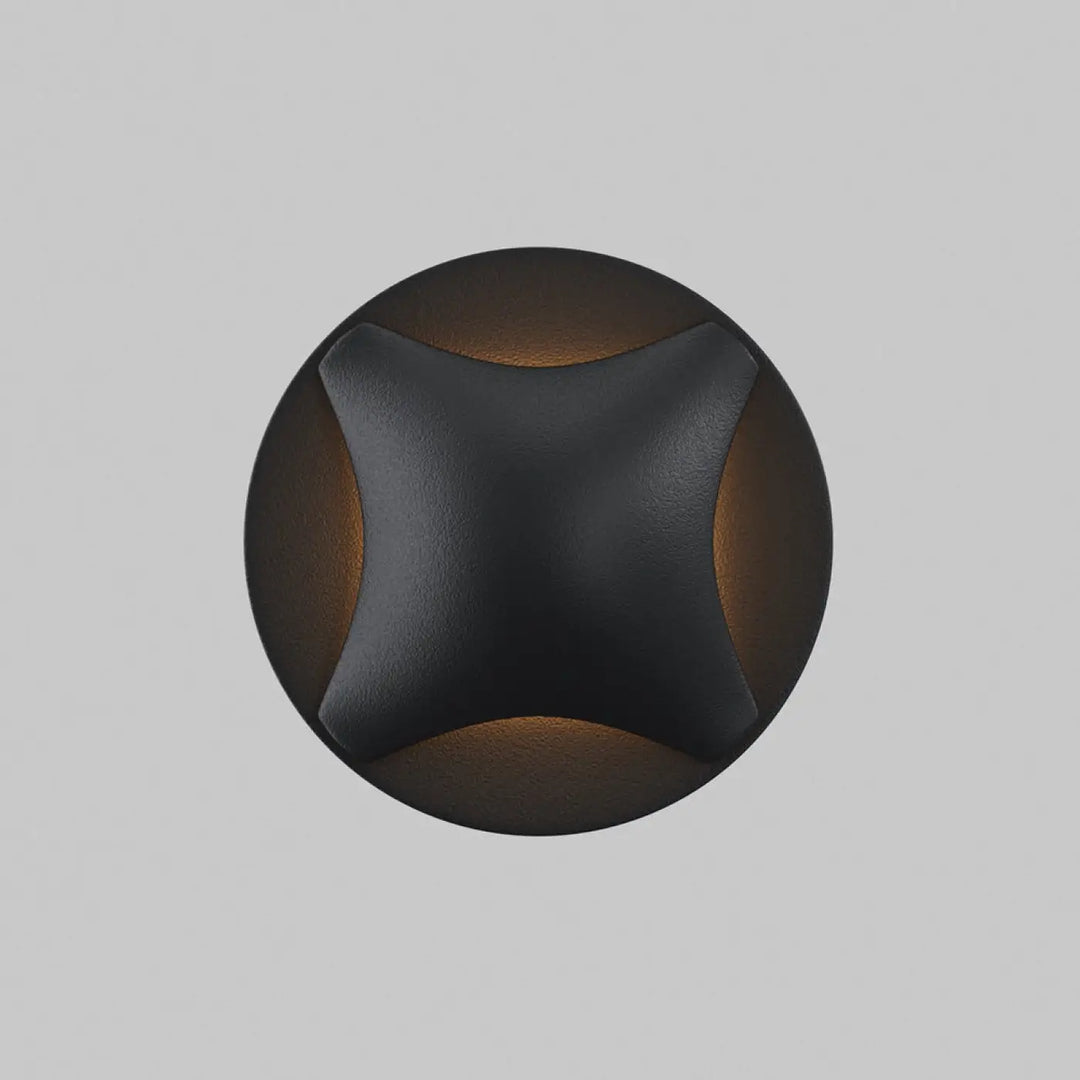 Applique encastrée biscotti en aluminium noir avec quatre faisceaux angulaires diffusant une lumière ambiante chaude