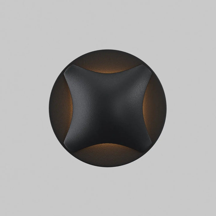 Applique encastrée biscotti en aluminium noir avec quatre faisceaux angulaires diffusant une lumière ambiante chaude