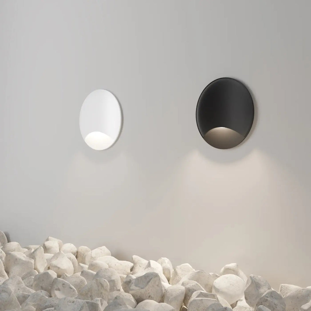 Deux appliques encastrées biscotti d’un seul côté en forme ovale minimaliste avec finitions mate noir et blanc