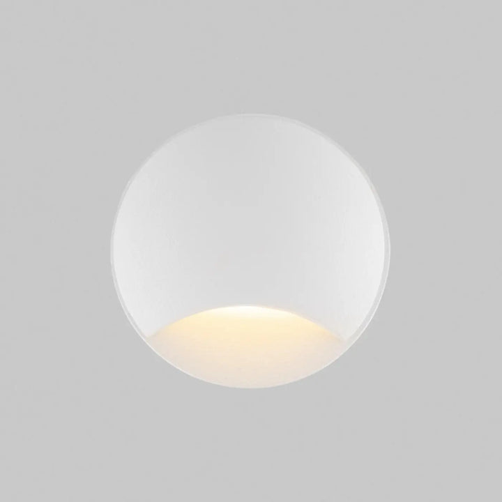 Applique encastrée biscotti sphérique blanche avec une douce lumière diffuse d’un seul côté pour extérieur