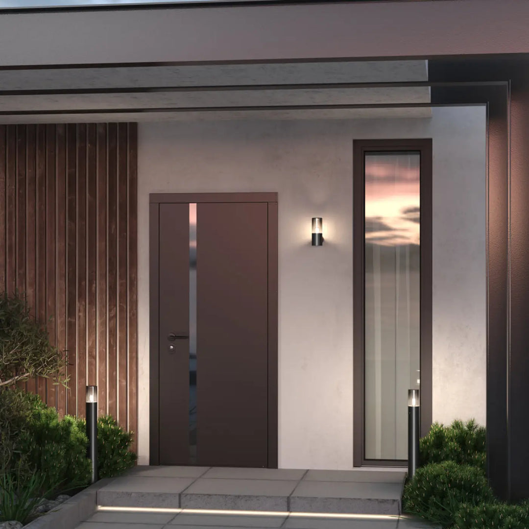 Applique extérieure luminaire en aluminium graphite avec verre teinté et panneau vertical sur porte métallique marron moderne