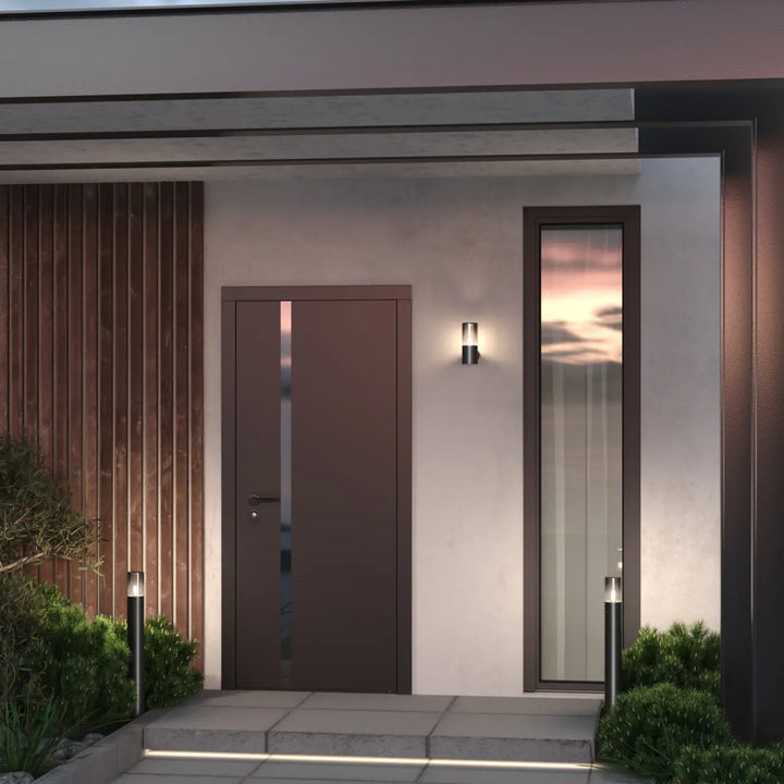 Applique extérieure luminaire en aluminium graphite avec verre teinté et panneau vertical sur porte métallique marron moderne