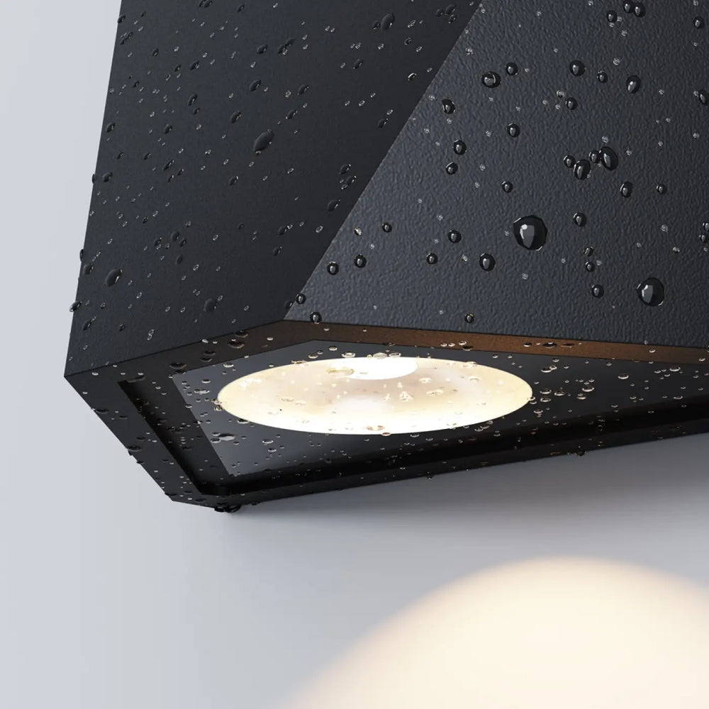 Applique extérieure beekman en aluminium noir avec finition mate et gouttes d’eau idéale pour long d’un escalier