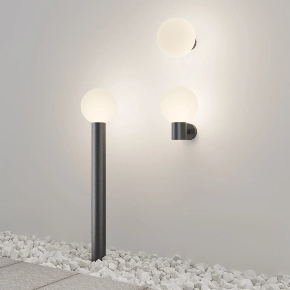 Applique extérieure moderne noire cylindrique avec boule opale en verre dépoli pour une lumière douce