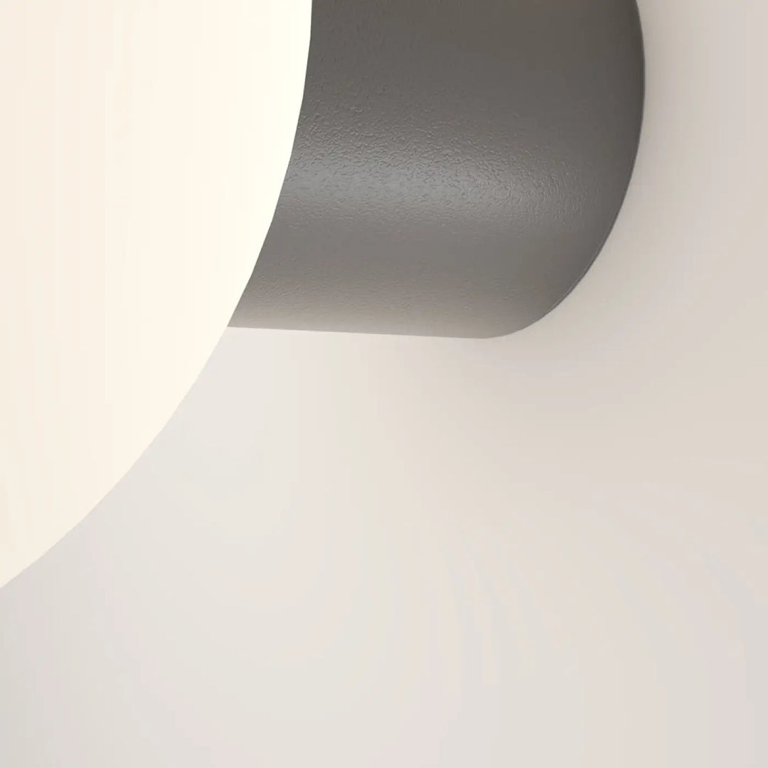 Applique extérieure bold avec base cylindrique matte gris et globe blanc opale pour usage extérieur élégant