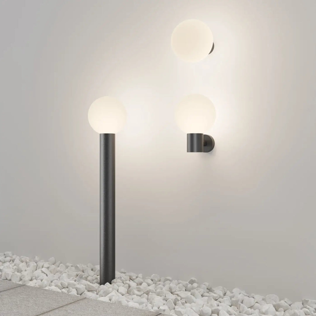Applique extérieure bold noir moderne avec globe blanc opale en verre dépoli pour usage extérieur mural