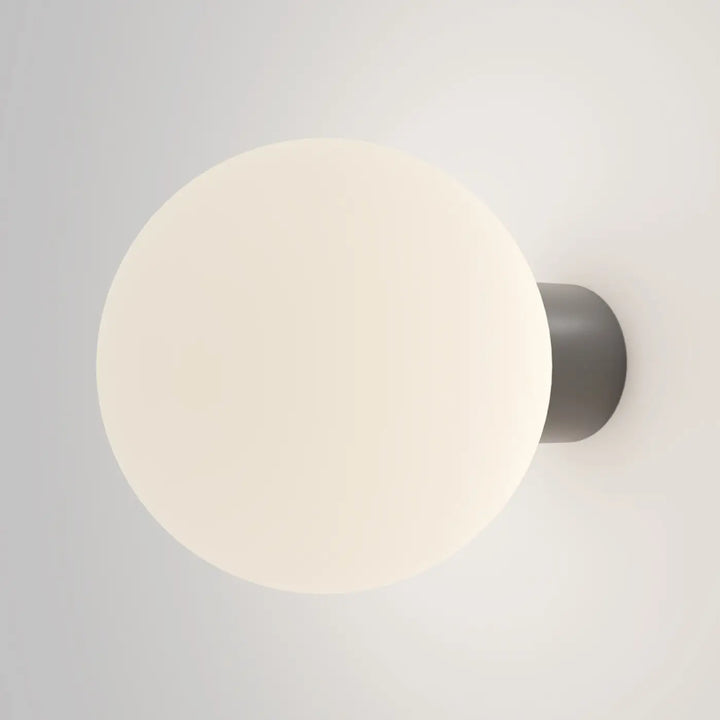 Applique extérieure bold avec globe blanc opale en verre dépoli et base cylindrique noire mate