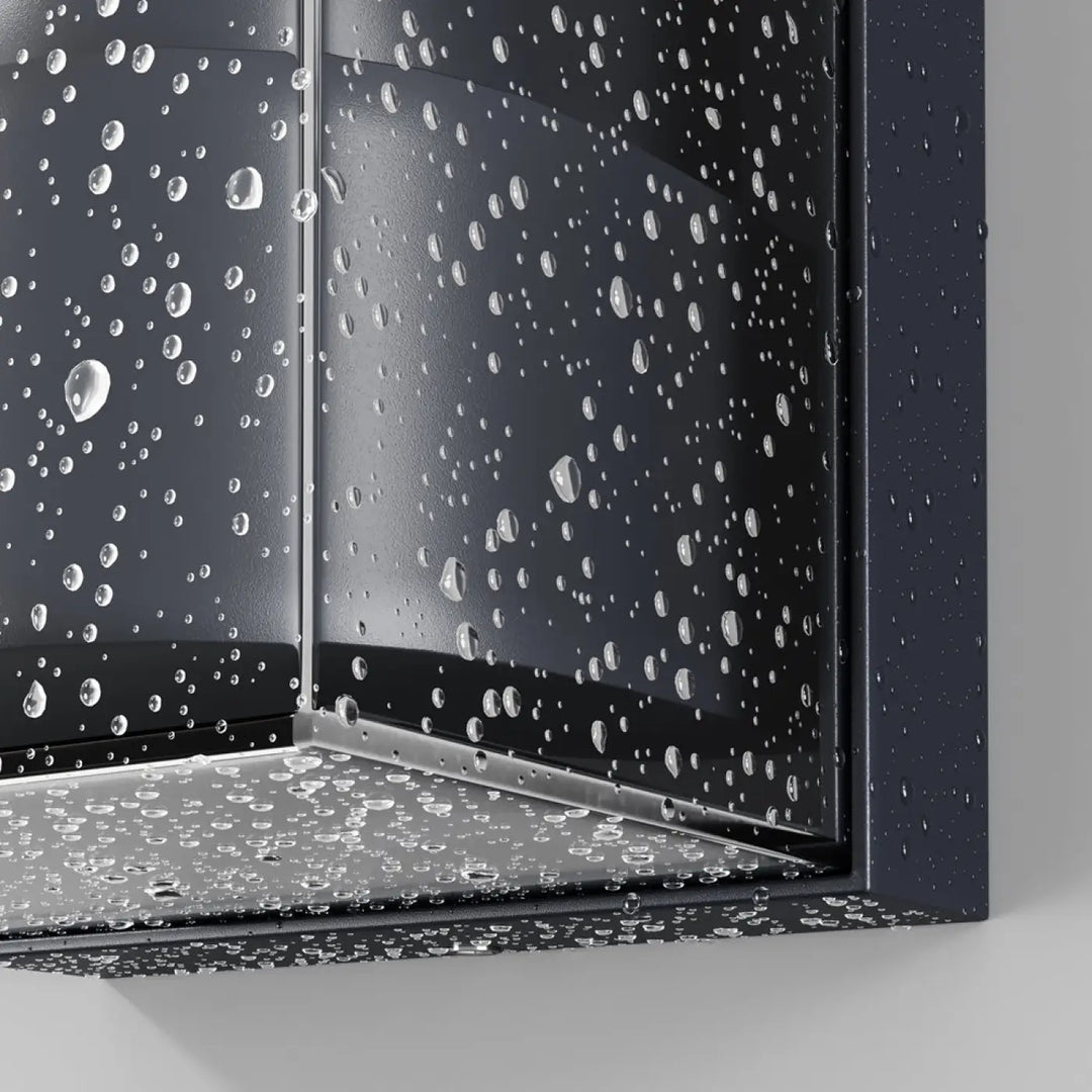 Applique extérieure style loft en aluminium graphite avec panneau en verre et gouttelettes d’eau sur la surface